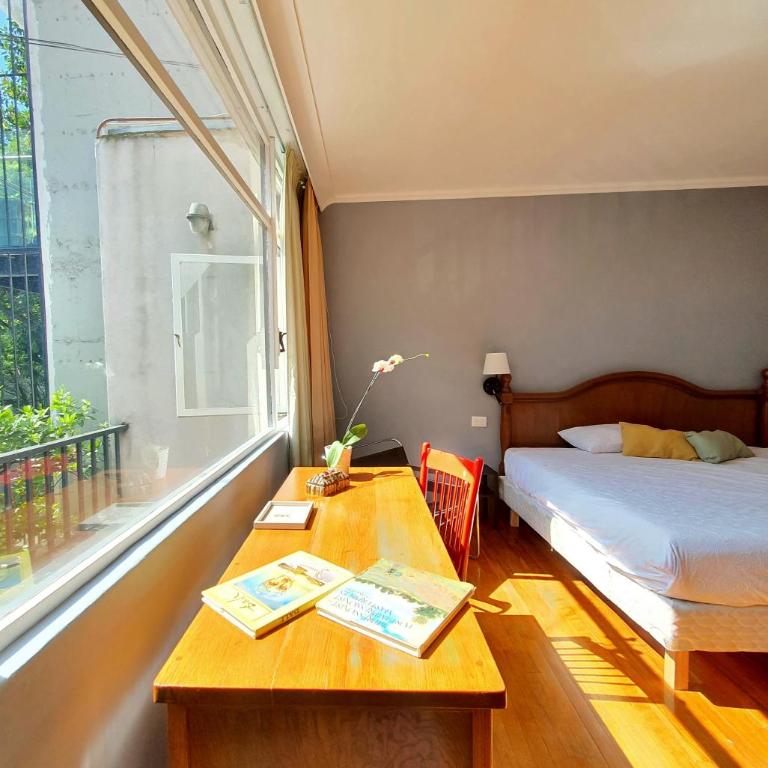 Lindas Suites Eugenio Sue - King Room with Balcony - 25