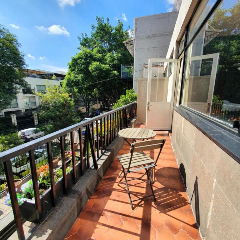 Lindas Suites Eugenio Sue - King Room with Balcony - 24