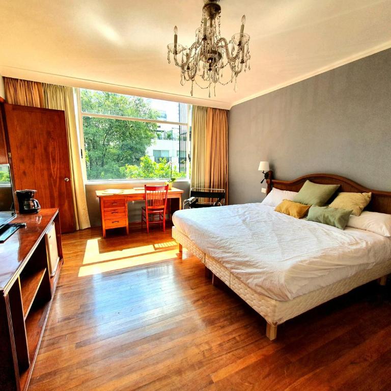 Lindas Suites Eugenio Sue - King Room with Balcony - 10