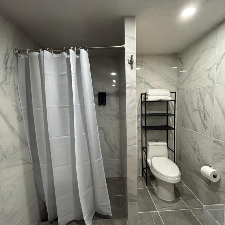 Lindas Suites Eugenio Sue - King Room - 7