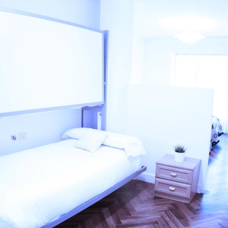 Zubia Urban Rooms - Habitación Familiar con baño compartido - 1