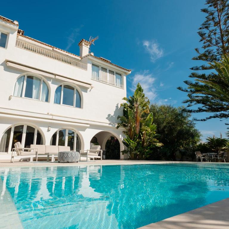 Marbella, Costabella - Beachfront Villa with Heated Pool - Villa frente a la playa - 2