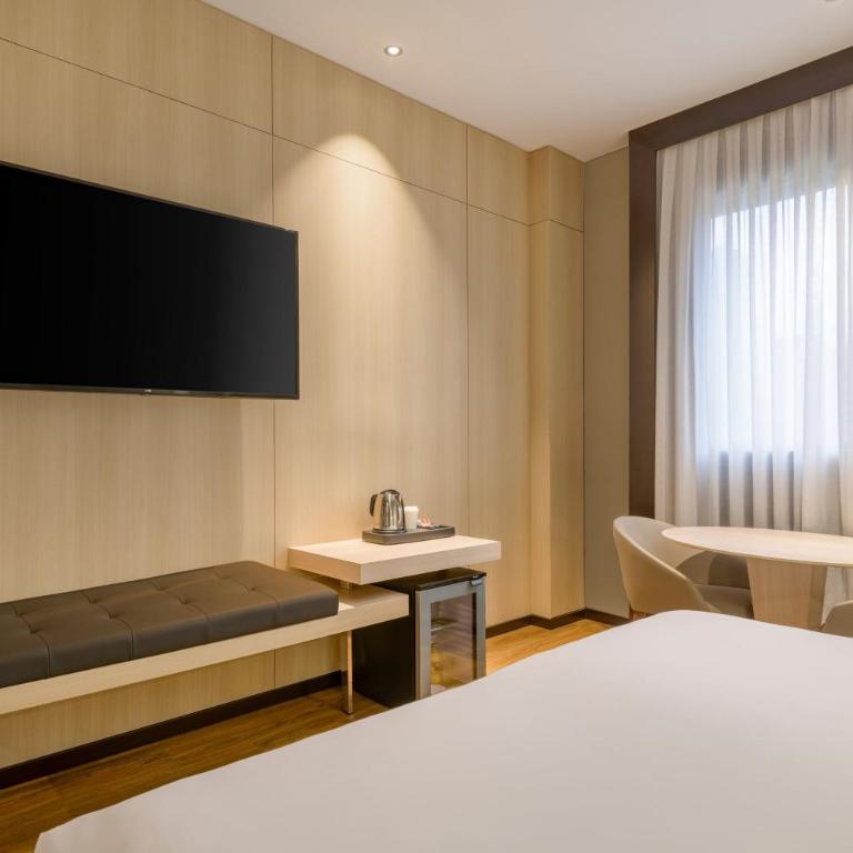 AC Hotel Valencia by Marriott - Standard Room Queen, Guest room, 1 Queen - 1
