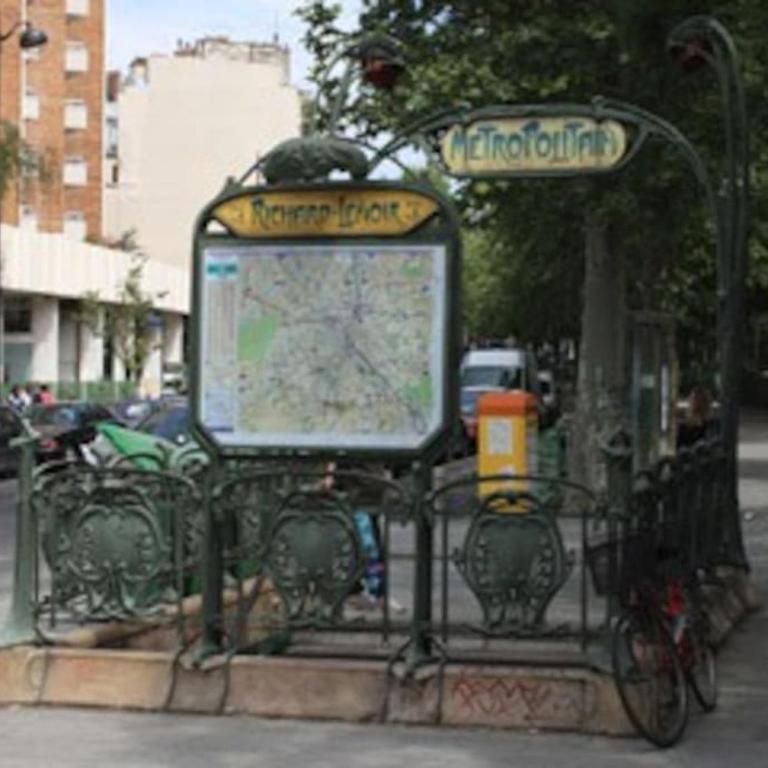 Cozy Studio Bastille with balcony & FAN !!! - One-Bedroom Apartment - 10