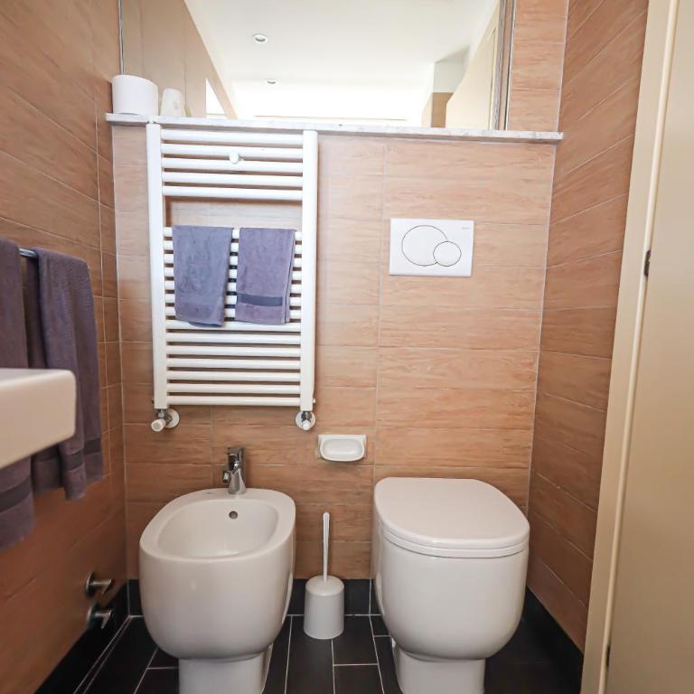 Hotel Esperia - Camera Comfort Matrimoniale/Doppia con Letti Singoli con Letto Supplementare e Balcone - 10
