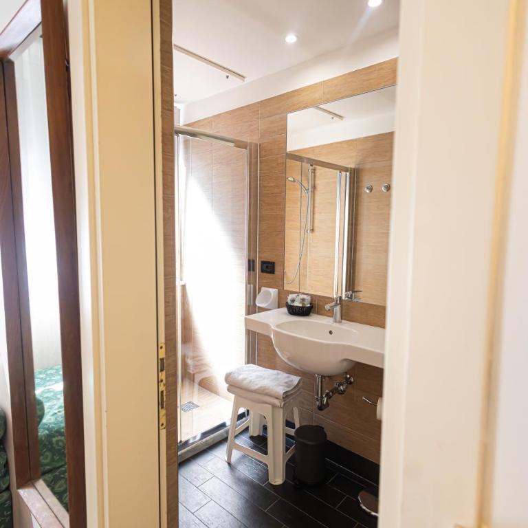 Hotel Esperia - Camera Comfort Matrimoniale/Doppia con Letti Singoli con Letto Supplementare e Balcone - 5