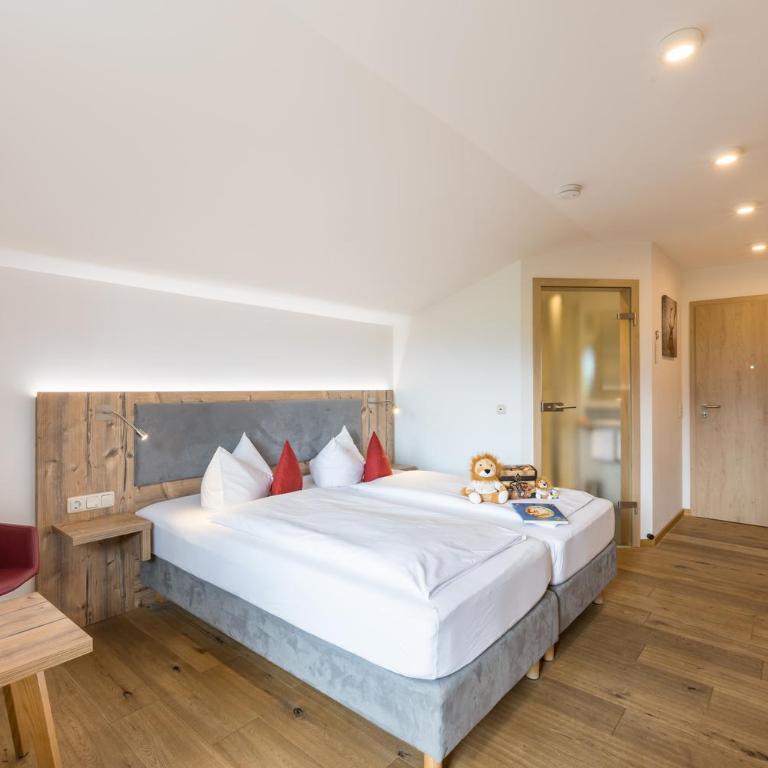 Familienhotel Löwen - Doppelzimmer mit Bergblick - 2