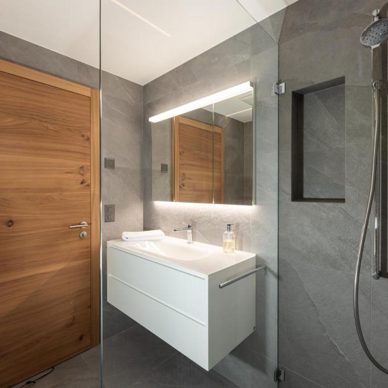 New! Cozy, central apartment with a stunning view - One-Bedroom Apartment - 9