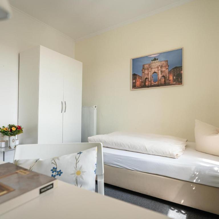 Hotel-Pension am Siegestor - Einzelzimmer mit Gemeinschaftsdusche und -WC - 12