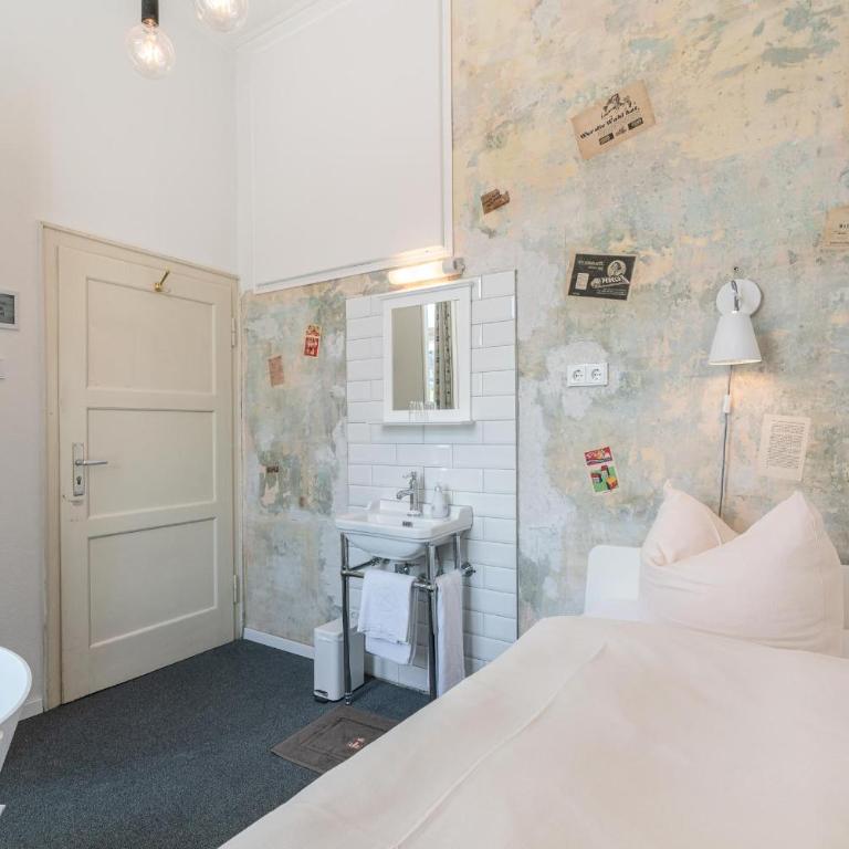 Hotel-Pension am Siegestor - Einzelzimmer mit Gemeinschaftsdusche und -WC - 9