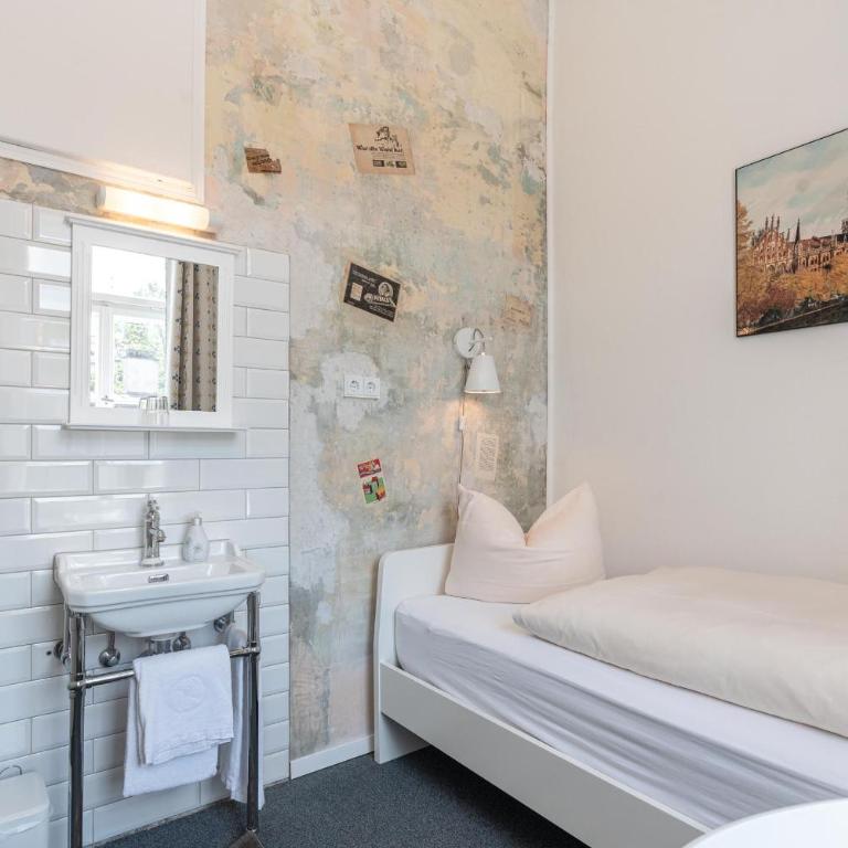 Hotel-Pension am Siegestor - Einzelzimmer mit Gemeinschaftsdusche und -WC - 7