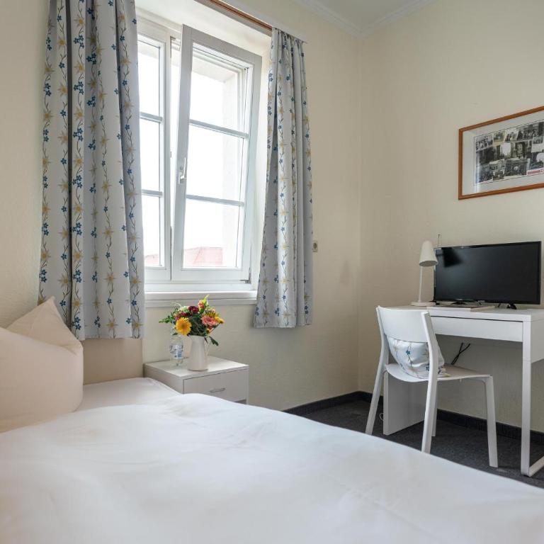 Hotel-Pension am Siegestor - Einzelzimmer mit Gemeinschaftsdusche und -WC - 5
