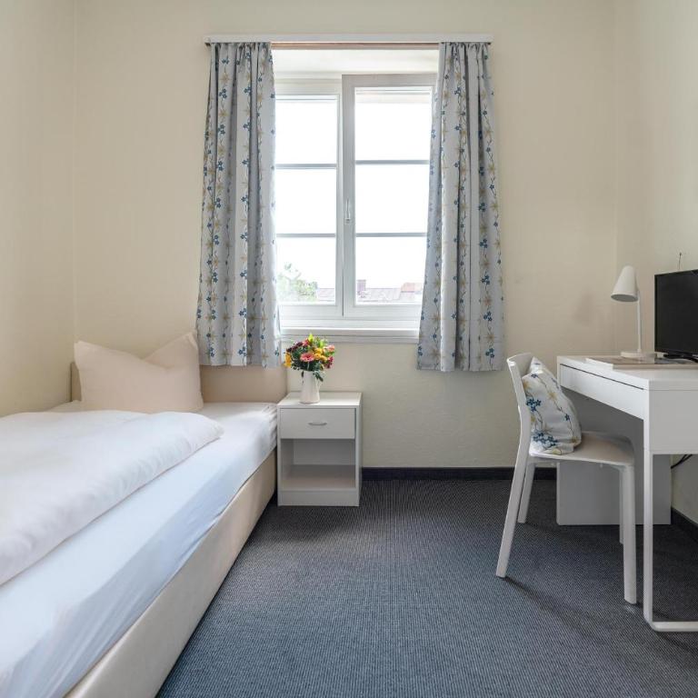 Hotel-Pension am Siegestor - Einzelzimmer mit Gemeinschaftsdusche und -WC - 3