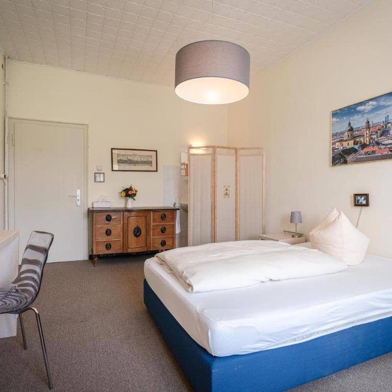 Hotel-Pension am Siegestor - Einzelzimmer mit Gemeinschaftsdusche und -WC - 4