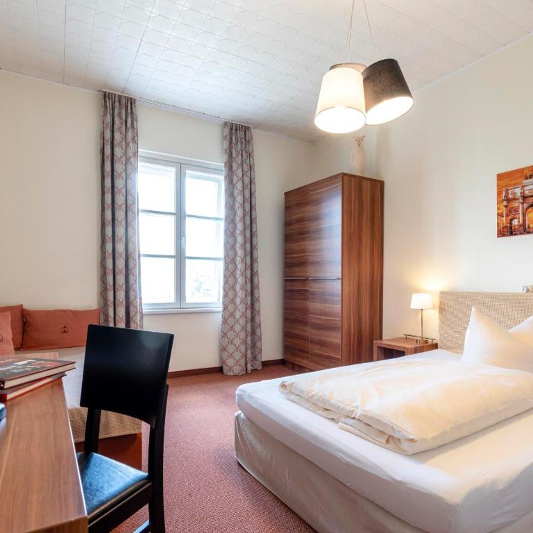 Hotel-Pension am Siegestor - Einzelzimmer mit Gemeinschaftsdusche und -WC - 2