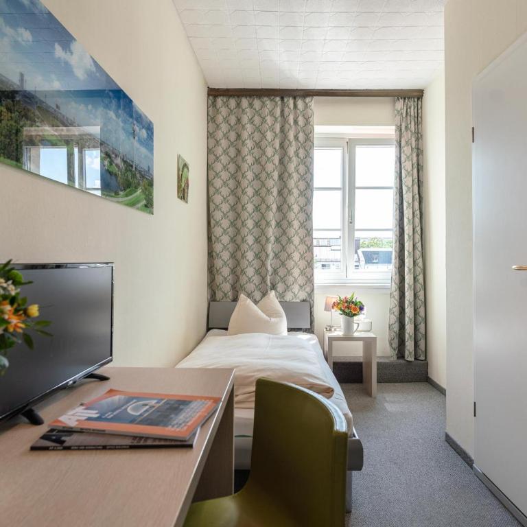Hotel-Pension am Siegestor - Einzelzimmer mit Dusche - 2