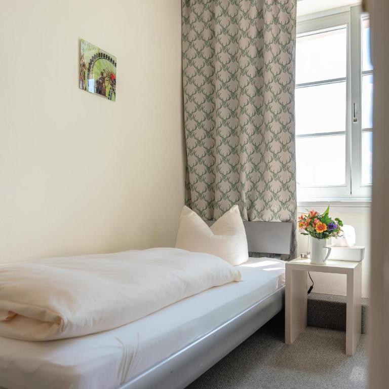 Hotel-Pension am Siegestor - Einzelzimmer mit Dusche - 1