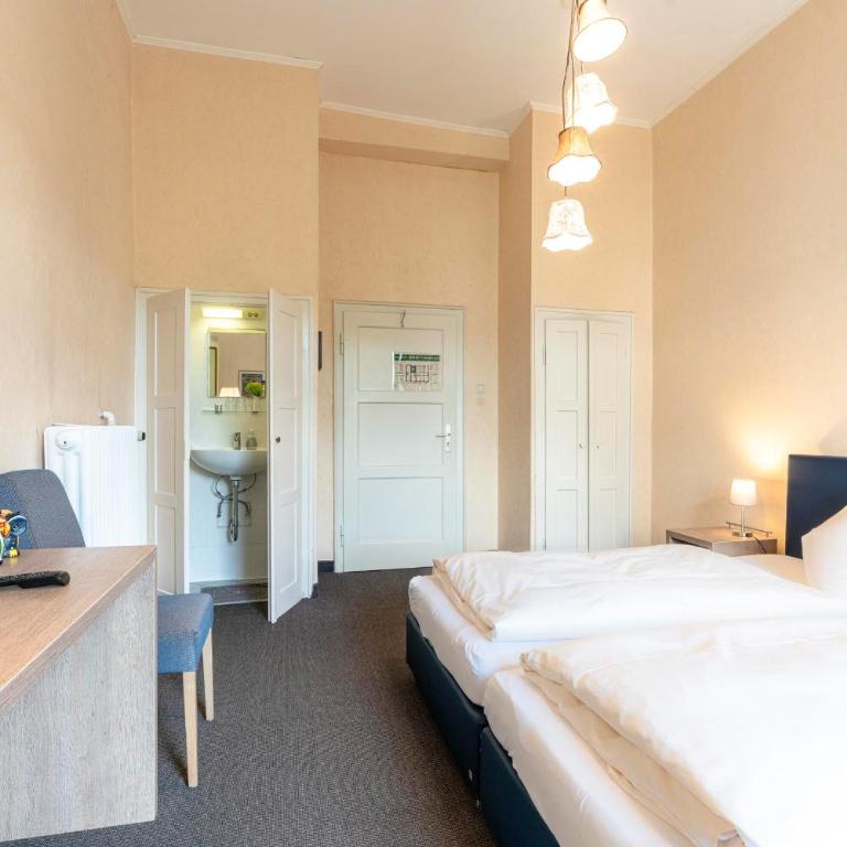 Hotel-Pension am Siegestor - Doppelzimmer mit Gemeinschaftsbad - 2
