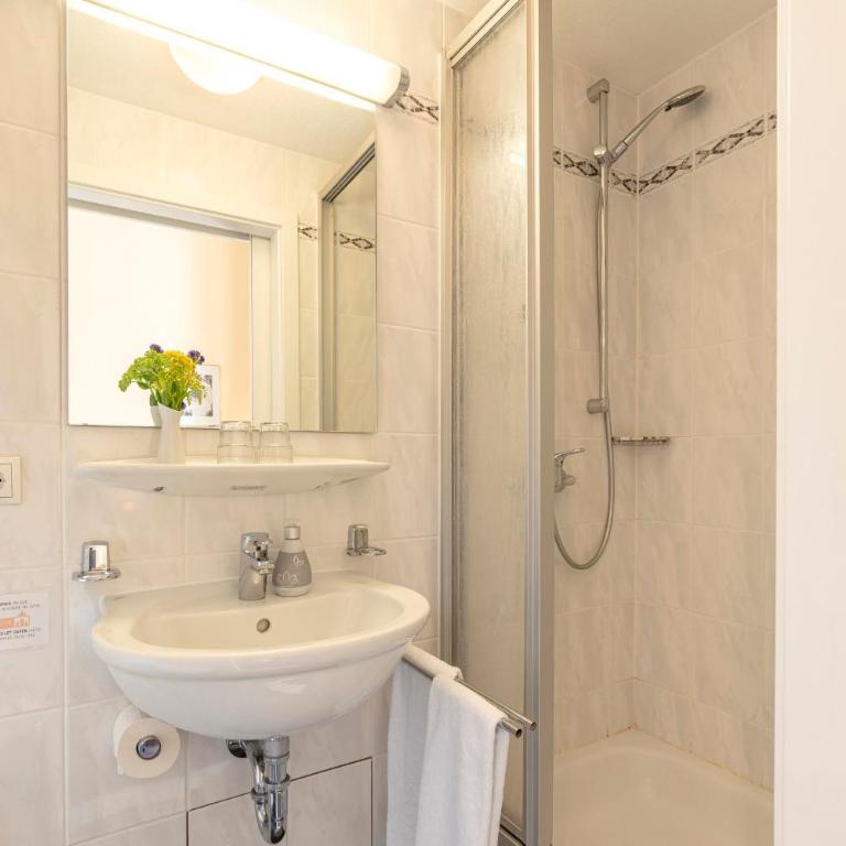 Hotel-Pension am Siegestor - Doppel-/Zweibettzimmer mit Dusche - 6