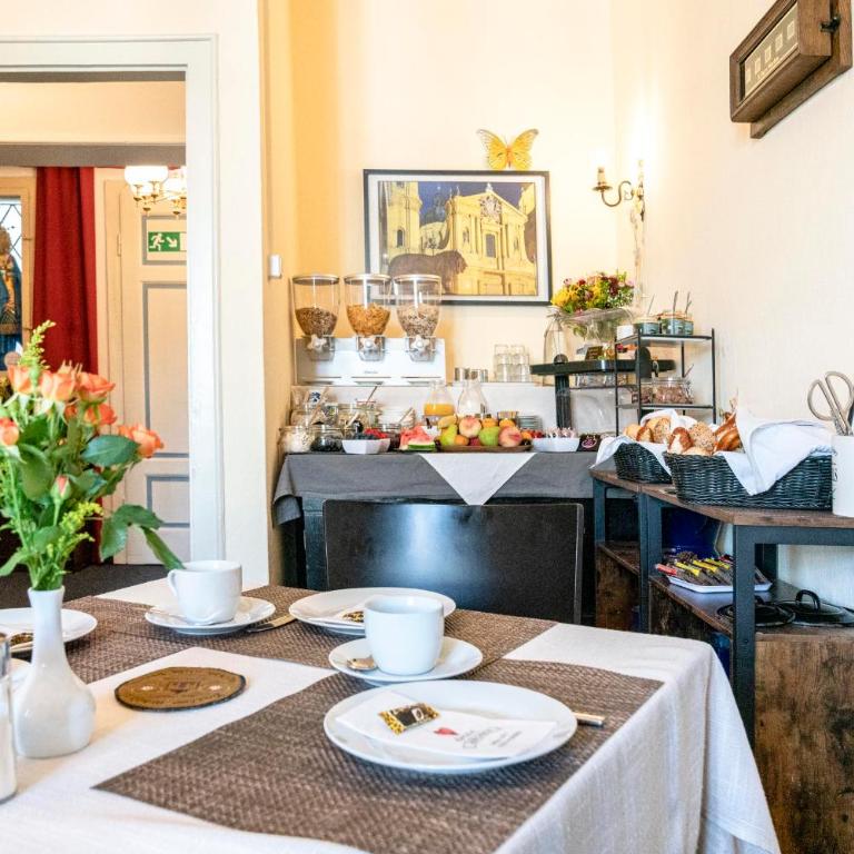 Hotel-Pension am Siegestor - Einzelzimmer mit Gemeinschaftsdusche und -WC - 22