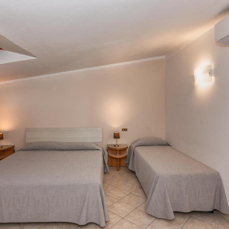 Hotel Eura - Camera Familiare Comunicante con Vasca - 2