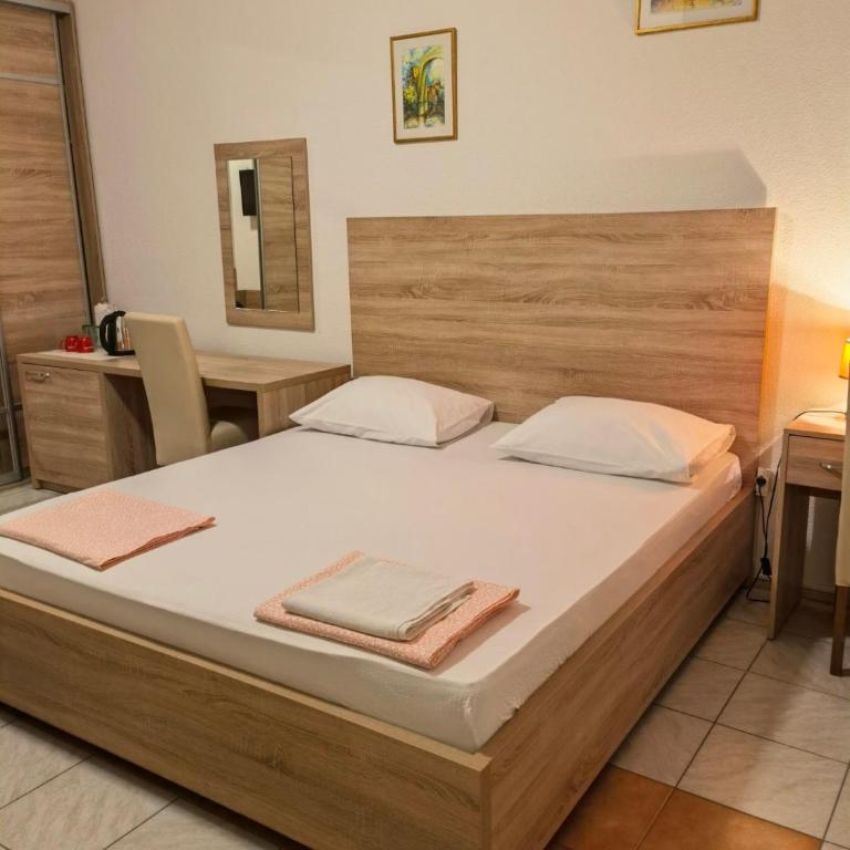 Lovely Bosnian Home - Double Room with Private Bathroom - 8