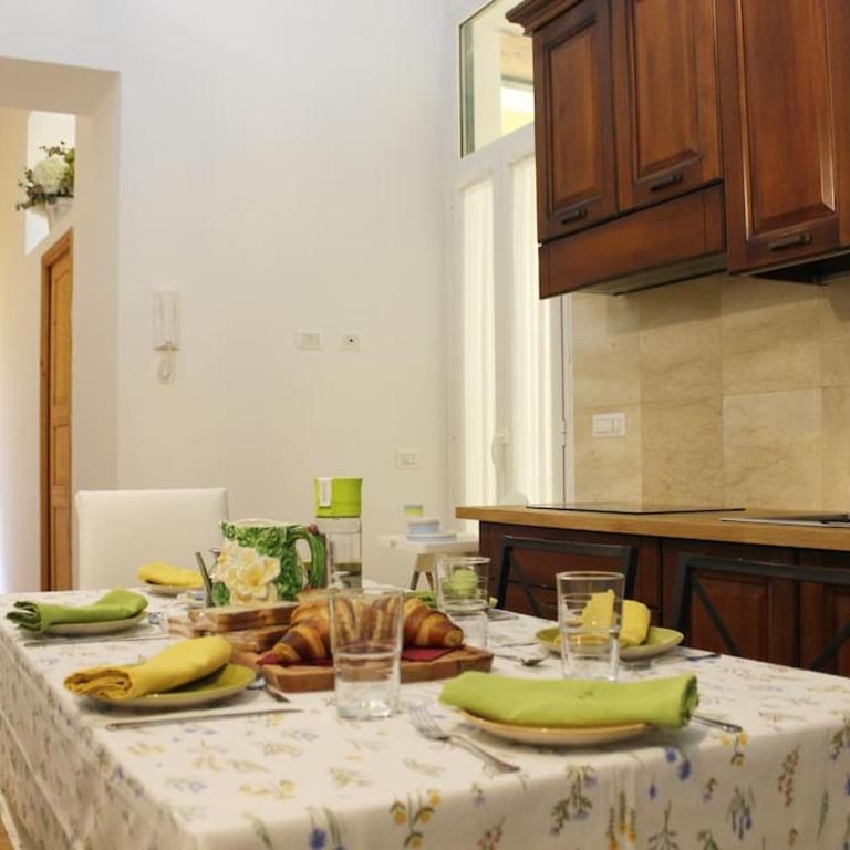 Easy Napoli Duomo (porto , centro storico) - Three-Bedroom Apartment - 4