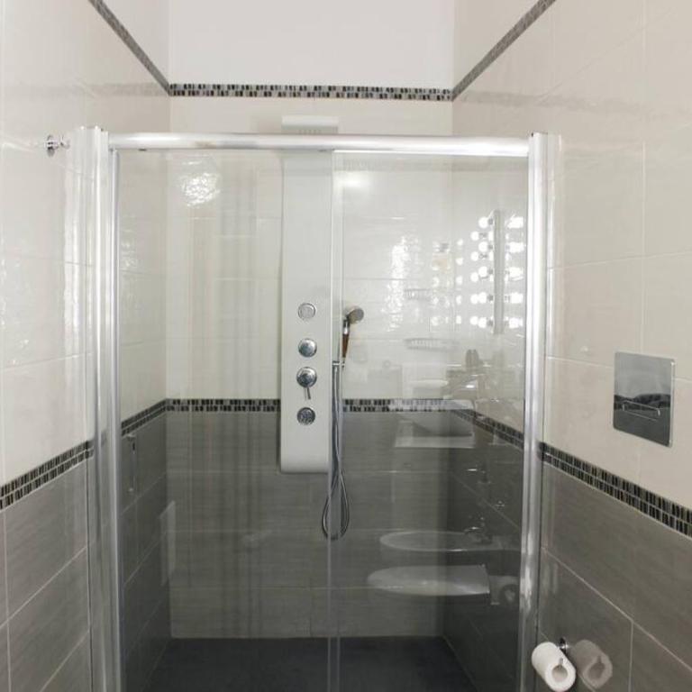 Easy Napoli Duomo (porto , centro storico) - Three-Bedroom Apartment - 9