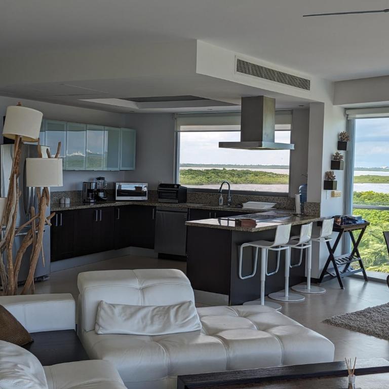 Peninsula Luxury Apartments with ocean front and espectacular views - no pets - Three-Bedroom Apartment - 13