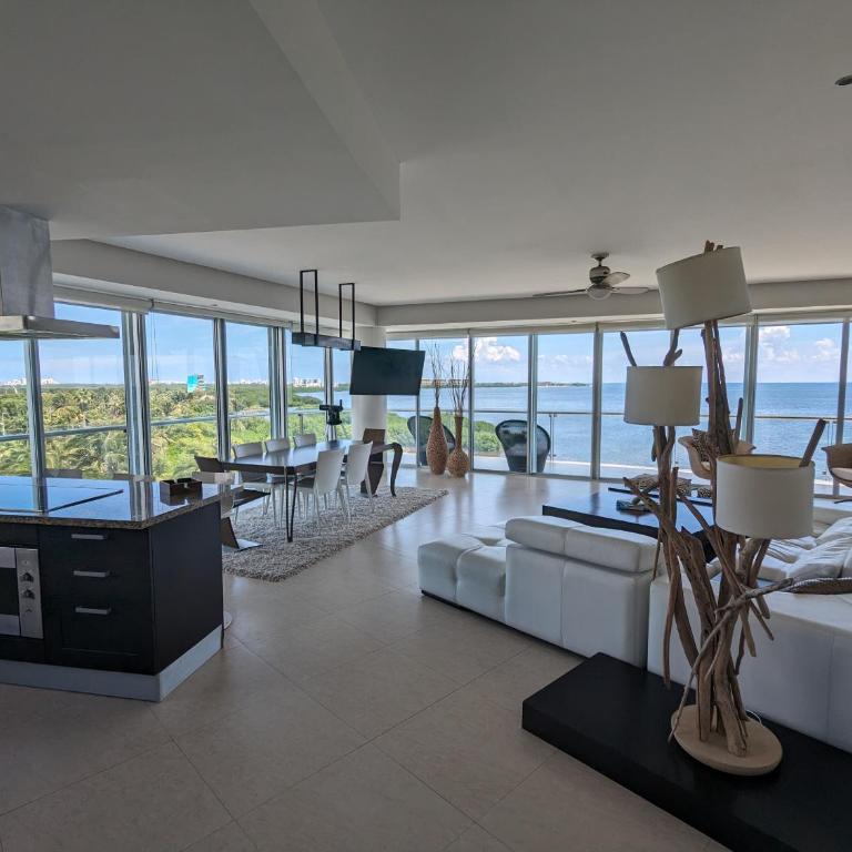 Peninsula Luxury Apartments with ocean front and espectacular views - no pets - Three-Bedroom Apartment - 12