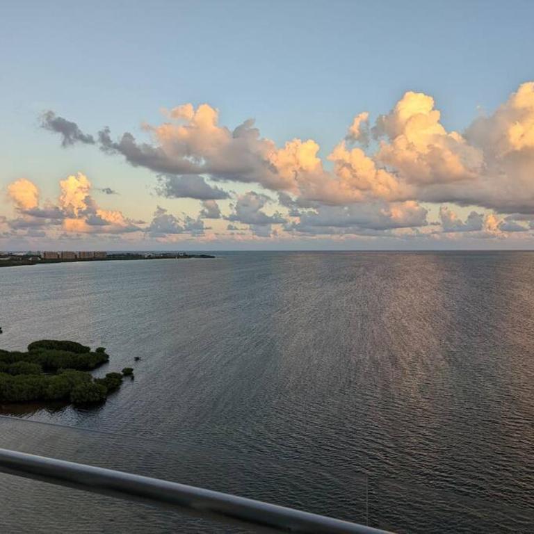 Peninsula Luxury Apartments with ocean front and espectacular views - no pets - Three-Bedroom Apartment - 7