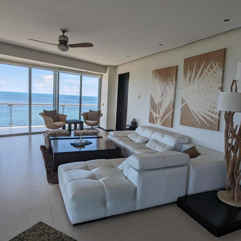 Peninsula Luxury Apartments with ocean front and espectacular views - no pets - Three-Bedroom Apartment - 14