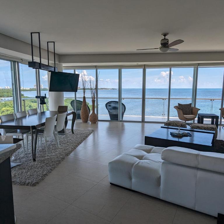 Peninsula Luxury Apartments with ocean front and espectacular views - no pets - Three-Bedroom Apartment - 24