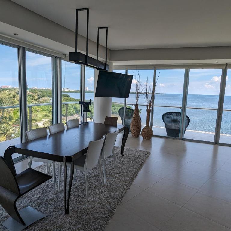 Peninsula Luxury Apartments with ocean front and espectacular views - no pets - Three-Bedroom Apartment - 27
