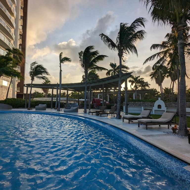 Peninsula Luxury Apartments with ocean front and espectacular views - no pets - Three-Bedroom Apartment - 30