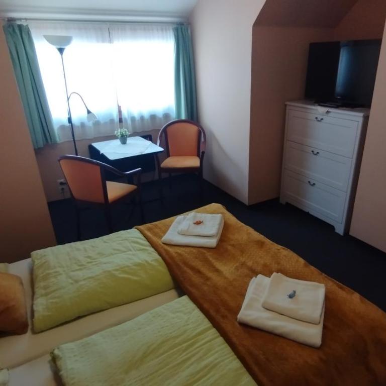 Jasmin Pension Central Location Shared Kitchen Pet Friendly - Familienzimmer mit Gemeinschaftsbad - 6