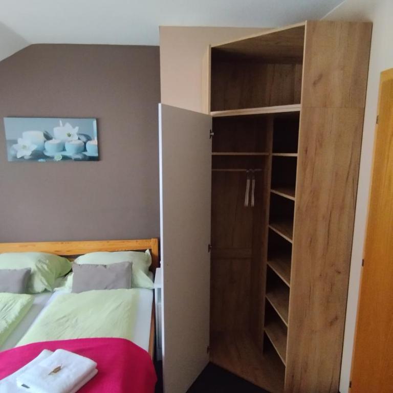 Jasmin Pension Central Location Shared Kitchen Pet Friendly - Familienzimmer mit Gemeinschaftsbad - 9