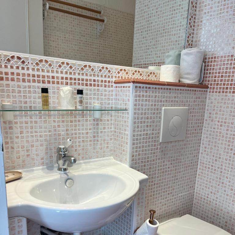 La Villa Roseraie , Hôtel Familial OUVERT TOUTE L'ANNEE - Chambre Double Économique - 4