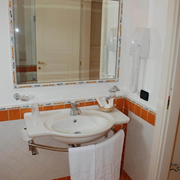 Hotel Bougainville - Deluxe Double Room with Side Sea View - 4