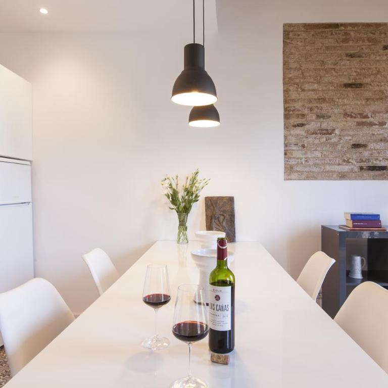 Aspasios Charming Flats - Two-Bedroom Apartment with Balcony - 2