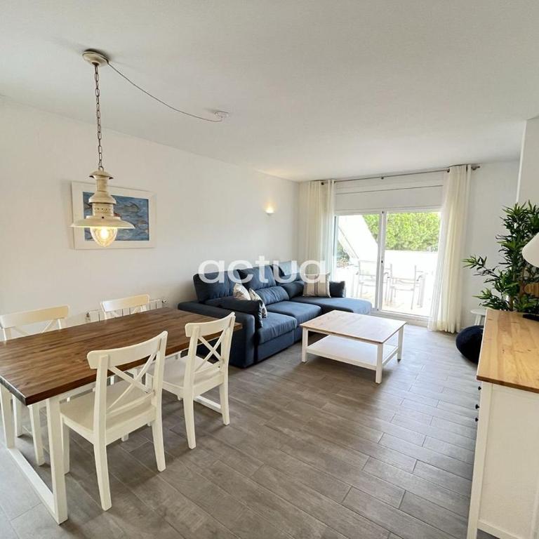 LAS PALOMAS 1-2 - Three-Bedroom Apartment - 4