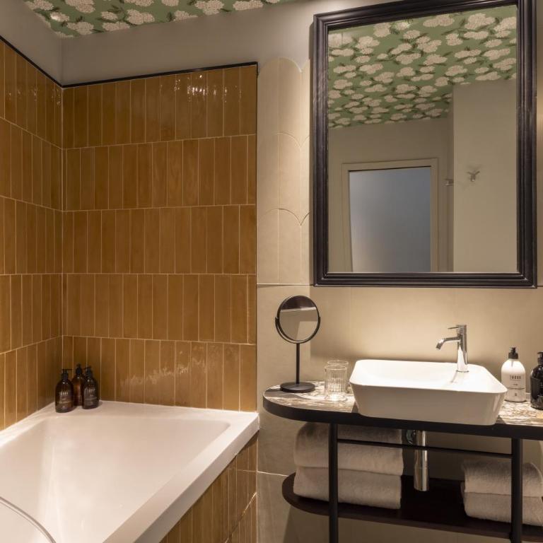 Hotel L de Lutece - Notre-Dame - Deluxe Double or Twin Room - 2