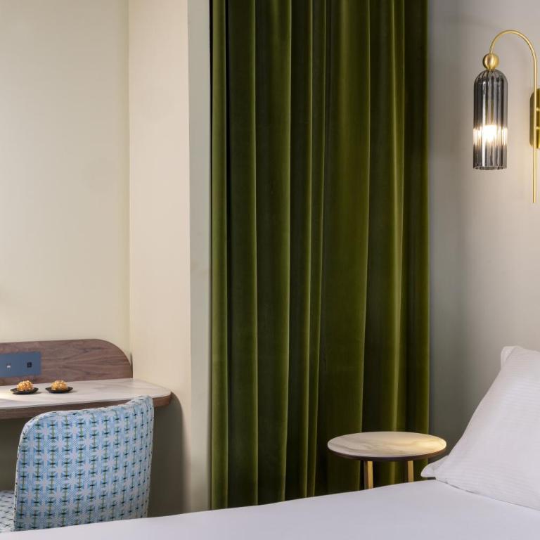 Hotel L de Lutece - Notre-Dame - Deluxe Double or Twin Room with City View - 2