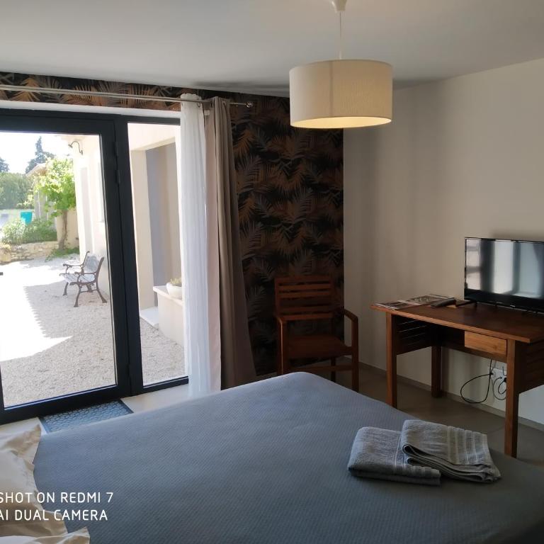 Le Mas des Calus Chambres d'hôtes - Chambre Lit King-Size - Vue sur Piscine - 1