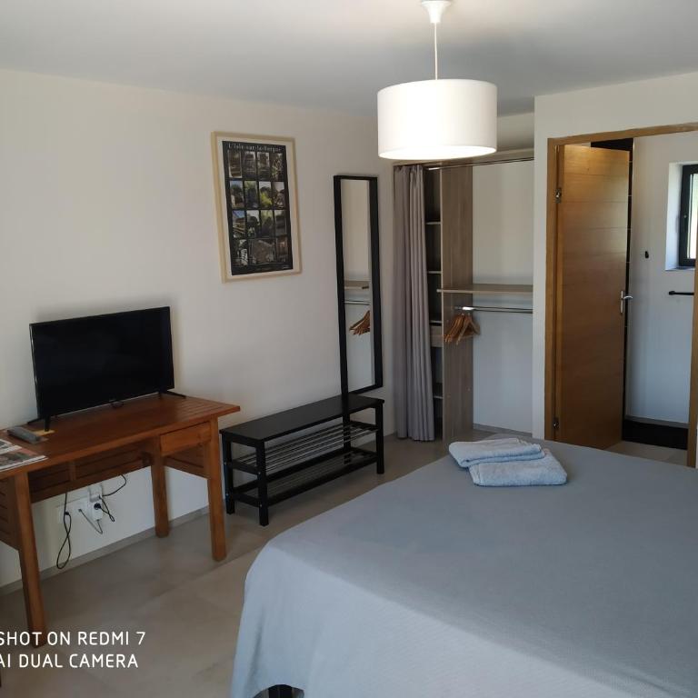 Le Mas des Calus Chambres d'hôtes - Chambre Lit King-Size - Vue sur Piscine - 4