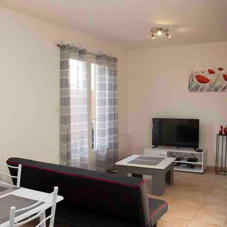 Gîte les coquelicots 2 Quartier résidentiel ( 2 * ) - Two-Bedroom House - 5