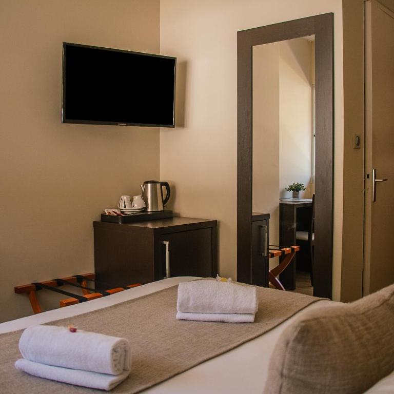 Hôtel La Pinède - Petite Chambre Double Standard (13 m²) - Côté Montagne - 8