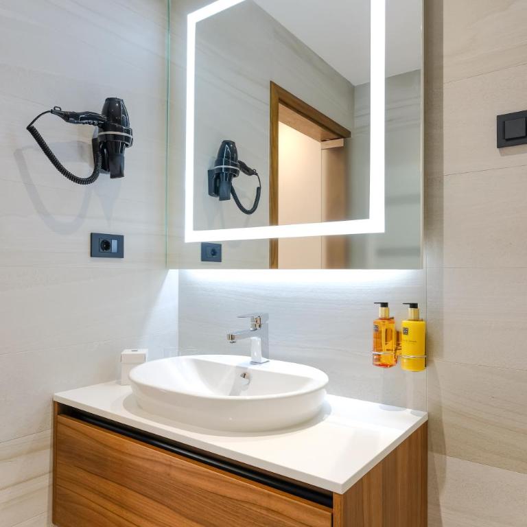 Hotel Vema - Deluks Dvokrevetna Soba sa Zasebnim Krevetima - 7