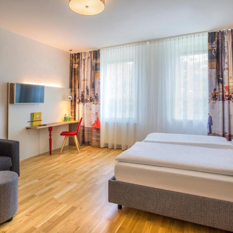 JUFA Hotel Salzburg City - Dreibettzimmer mit Aussicht - 4