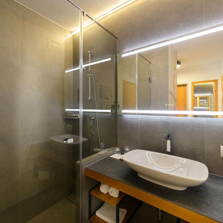 Hotel Vierjahreszeiten - Doppel-/Zweibettzimmer mit Balkon - 5